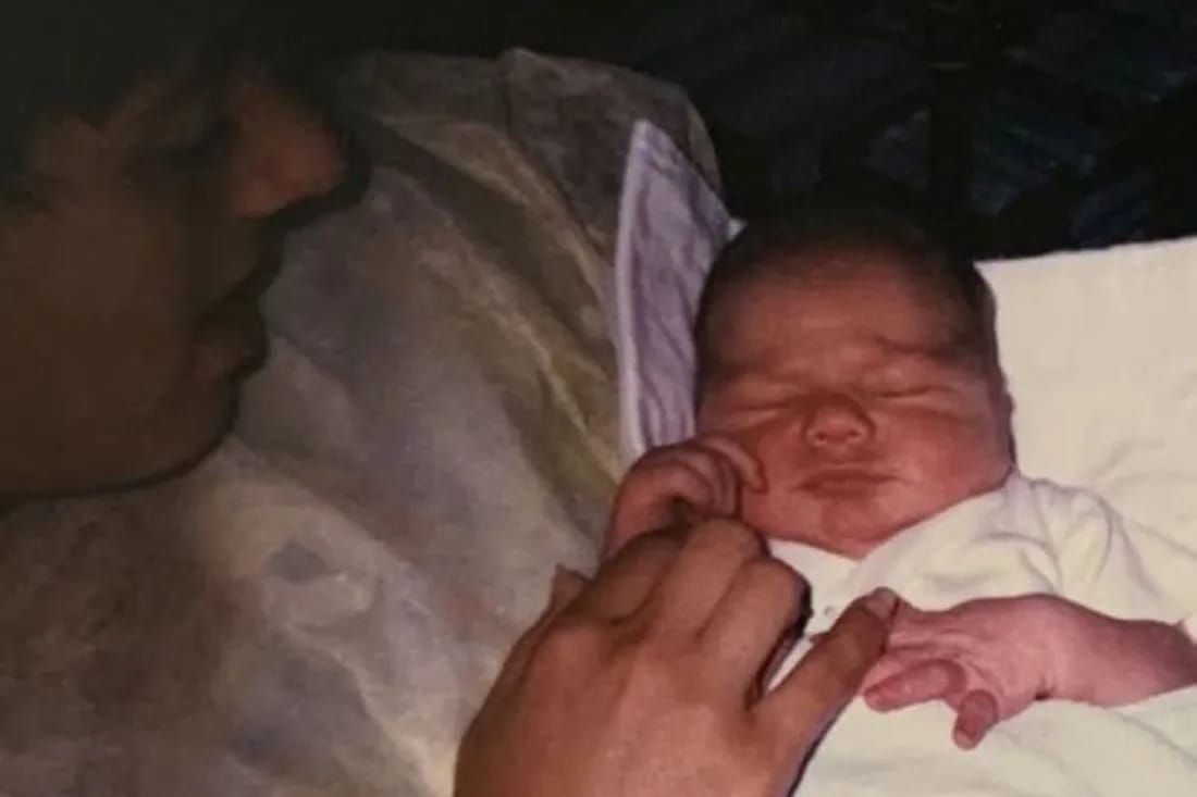 В 18 лет она родила сына: подержала ребенка на руках один раз и больше его не видела, но целых 33 года хранила это фото