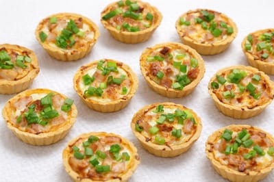 Идеальная новогодняя закуска: ароматные тарталетки с нежной начинкой — готовятся просто, съедаются мгновенно!