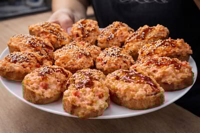 Ваши гости ахнут! Рецепт нашумевших новогодних бутербродов, покоривших соцсети