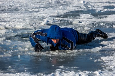 Что делать, если вы провалились под лёд: первые секунды решают всё