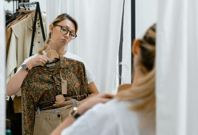 Если вы всё ещё носите эти 4 вещи в 2026 году, значит, ваш стиль одежды безнадежно устарел