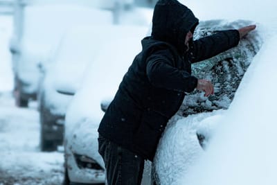 Как правильно очистить автомобиль от снега и льда