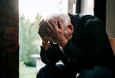 Как защитить семью от пьющего пенсионера: правовой инструмент, о котором мало кто знает