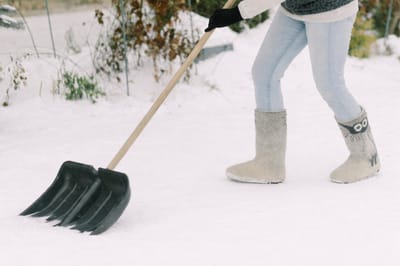 Куда выбрасывать снег со двора или парковки, рассказали в ГАИ 