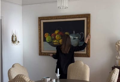 Она купила старинную картину в секонд-хенде, а потом поняла, что именно принесла домой