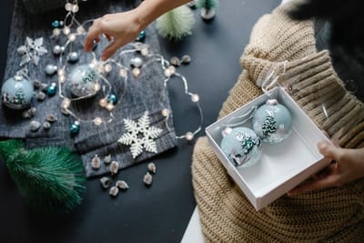Секреты правильного хранения новогодних украшений: так ваши любимые елочные шары прослужат долгие годы