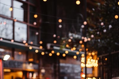 Можно ли украшать гирляндами окна подъездов?