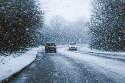 Сложные погодные условия: ГАИ рекомендует отложить дальние поездки