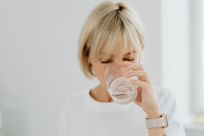 Два литра воды в день? Забудьте об этом правиле — вот сколько воды вам действительно следует пить