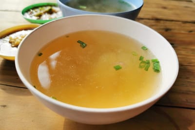 Добавьте всего 1 ложку: этот секретный ингредиент превратит обычный суп в блюдо ресторанного уровня