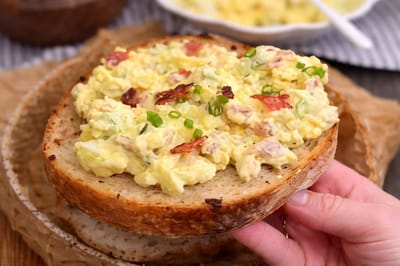 Начинайте день вкусно: хрустящие тосты на завтрак