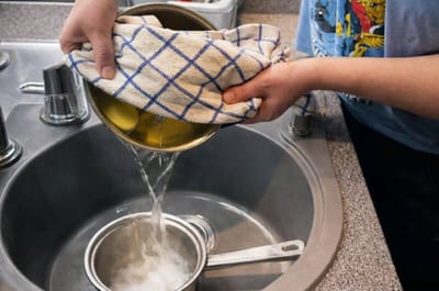 Этот простой лайфхак облегчит жизнь каждой хозяйке: как слить горячую воду из кастрюли