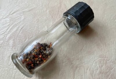 Не выбрасывайте одноразовые перечницы-мельницы! Вот как их легко открыть (и потом закрыть)