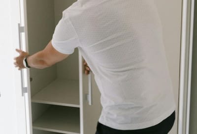 Как передвинуть шкаф без царапин на полу? Об этой хитрости мало кто слышал