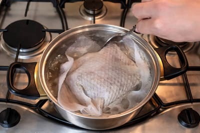 Как снять накипь с бульона до последней капли – способ, о котором вы точно не знали