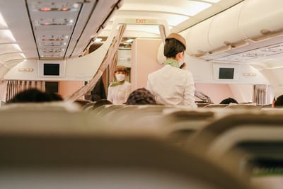 Стюардессы рассказали об одной вещи, которую они запретили бы делать пассажирам