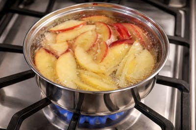 Почему все в TikTok вдруг стали есть вареные яблоки и пить горячую воду?