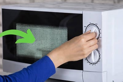 Вы когда-нибудь задумывались, почему на стекле микроволновки есть эта загадочная черная сетка? Вот причина