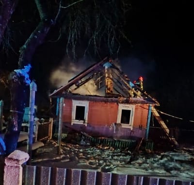 В Слонимском районе ночью загорелся дом: соседи услышали треск шифера и вызвали МЧС