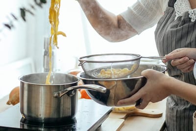 Перестаньте промывать макароны после варки: вот как готовить их правильно   