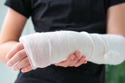 В Малорите мужчина выбил стул из-под танцующей знакомой