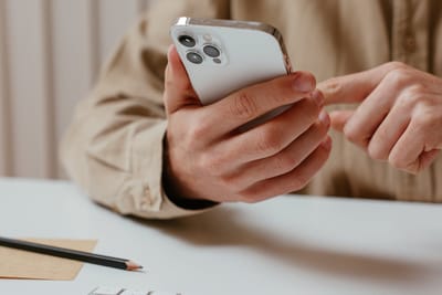 Развелись из-за того, что муж лайкнул фотографию женщины в интернете