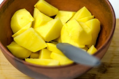 Всего 1 чайная ложка превратит вареный картофель в ресторанное блюдо: этот ингредиент есть у каждого на кухне