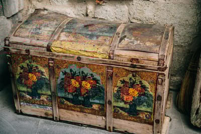 Мои родители всё завещали брату, а мне оставили лишь старый бабушкин сундук: когда я открыла его, была потрясена до глубины души