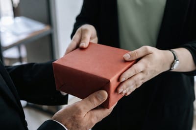 Нужно ли платить взносы в ФЗСН за подарки работникам?