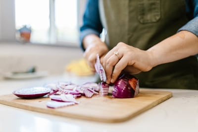 Два способа обжарки лука – до прозрачного или хрустящего состояния: вот как это сделать