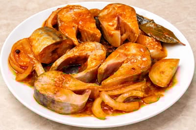 Затмит даже красную рыбу: готовим скумбрию в пикантном маринаде