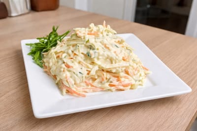 Простой капустный салат, который получается особенно вкусным с изумительной заправкой