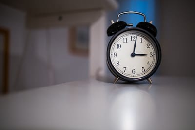 Внезапно просыпаетесь ночью? Эксперт по сну назвала главную ошибку, которую совершают все