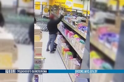 В Гродно мужчина вынес из магазина 74 плитки шоколада