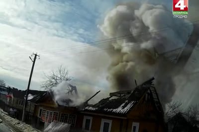 Женщина выбрала горящие угли из печки, оставила на веранде — загорелся дом