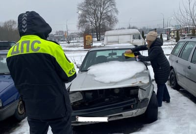 Брошенные авто во дворах Бреста получили желтые метки — что грозит владельцам 