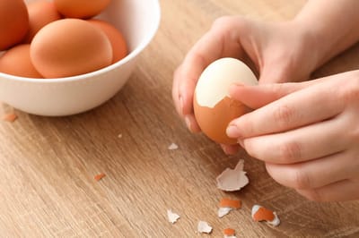 Секрет идеальных варёных яиц: повар рассказала, как их правильно охлаждать