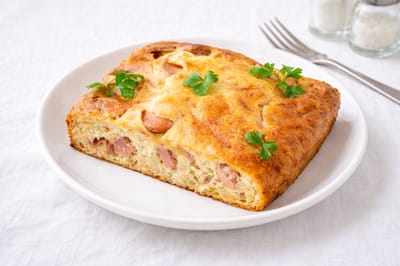 Смешала кефир, яйца и сосиски – и ужин готов