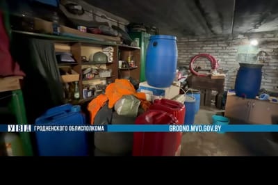 Сотни литров самогона обнаружили в гаражном кооперативе в Гродно