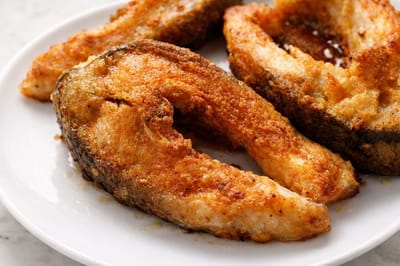 Не лимон и не молоко: вот что действительно убирает запах рыбы