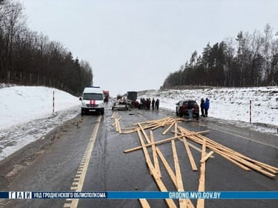 Под Зельвой произошло лобовое столкновение легковушки и грузовика