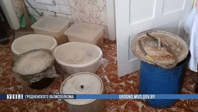 Житель Мостовского района спрятал самогонный аппарат и бочку под кроватью, но схитрить не удалось