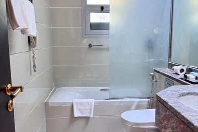 Больше никакой плесени: простое средство сохранит белизну швов между плиткой