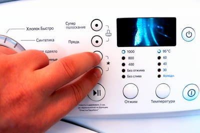 Мастер раскрыл скрытые кнопки стиралки, нажав которые машина очистится сама