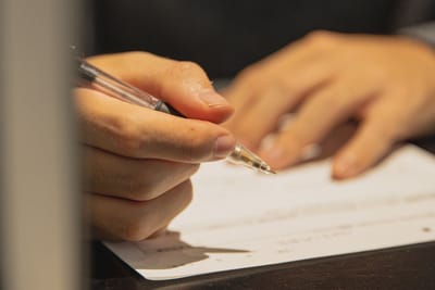 Может ли руководство переместить продавца из одного торгового объекта в другой без его согласия? Отвечает правовой инспектор труда