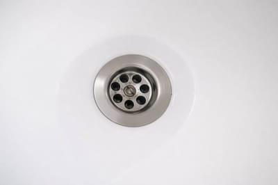 Забудьте о волосах в сливе ванны: простой лайфхак избавит от проблемы за секунды