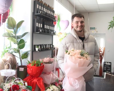 В Слониме началась активная продажа цветов к 8 Марта: сколько стоят тюльпаны и розы