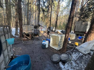 В лесу под Щучином нашли два самогонных аппарата и сотни литров алкоголя