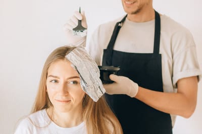 Окрашивание следует делать на грязных или чистых волосах? Что дает лучший результат