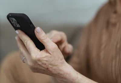 Пенсионерка поверила в свою причастность к преступлению и отдала сбережения мошенникам